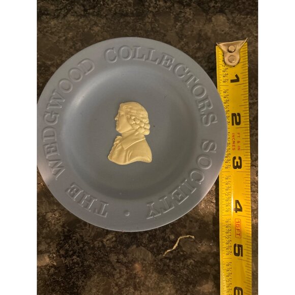 Wedgwood Collectors Society Commemorative Plate W/ Relief Profile - Picture 9 of 10